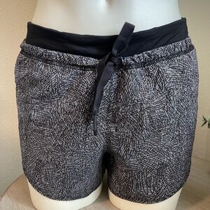 Lululemon Run It Out White/Black 3" Shorts Size Medium